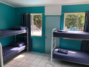 Katil dua tingkat atau katil-katil dua tingkat dalam bilik di Darwin Hostel
