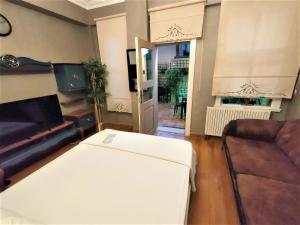 een woonkamer met een bank en een stoel bij Valide i Suit in Istanbul