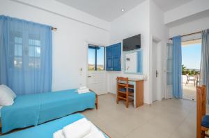 TV a/nebo společenská místnost v ubytování Crystal Naxos 2 Apartments at Mikri Vigla
