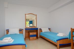 En eller flere senger på et rom på Crystal Naxos 2 Apartments at Mikri Vigla