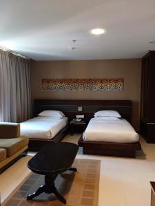 Postel nebo postele na pokoji v ubytování Kinabalu Daya Hotel