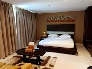 Postel nebo postele na pokoji v ubytování Kinabalu Daya Hotel
