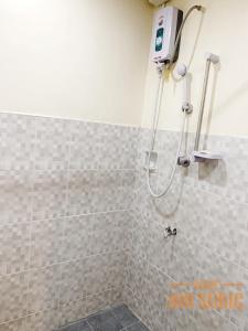 y baño con ducha. en ACME Inn Subic, en Olóngapo