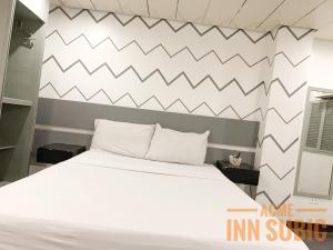 ACME Inn Subic客房内的一张或多张床位