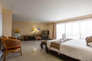 Postel nebo postele na pokoji v ubytování Methavalai Hotel