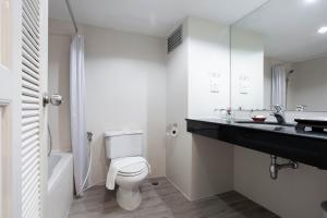 Koupelna v ubytování Methavalai Hotel