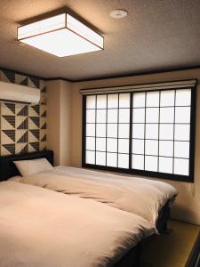 金沢市にあるKulton モースト 兼六のベッドルーム(大型ベッド1台、大きな窓付)