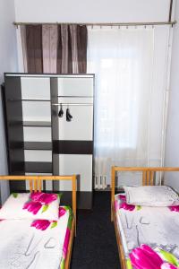 Cette chambre comprend 2 lits et une commode. dans l'établissement AHOSTEL, à Iekaterinbourg