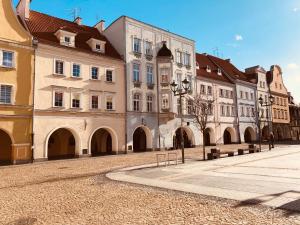 un grupo de edificios en una calle de una ciudad en POBUUDKA V Plebańska z widokiem na Rynek, en Gliwice