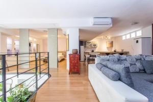 salon z kanapą i kuchnią w obiekcie LF PARKING INCLUIDO Amplio Loft en Barrio Santa Cruz w Sewilli