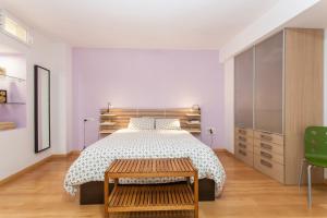 Łóżko lub łóżka w pokoju w obiekcie LF PARKING INCLUIDO Amplio Loft en Barrio Santa Cruz