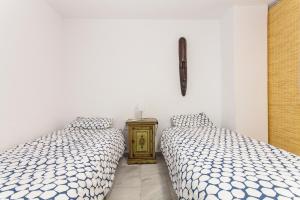 Łóżko lub łóżka w pokoju w obiekcie LF PARKING INCLUIDO Amplio Loft en Barrio Santa Cruz