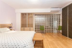 Łóżko lub łóżka w pokoju w obiekcie LF PARKING INCLUIDO Amplio Loft en Barrio Santa Cruz