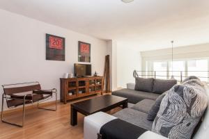 Część wypoczynkowa w obiekcie LF PARKING INCLUIDO Amplio Loft en Barrio Santa Cruz
