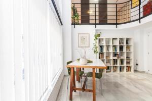 Zdjęcie z galerii obiektu LF PARKING INCLUIDO Amplio Loft en Barrio Santa Cruz w Sewilli