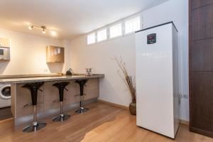Kuchnia lub aneks kuchenny w obiekcie LF PARKING INCLUIDO Amplio Loft en Barrio Santa Cruz