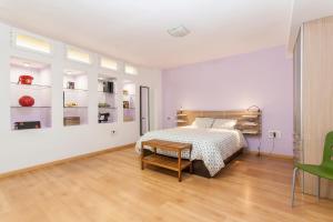 Łóżko lub łóżka w pokoju w obiekcie LF PARKING INCLUIDO Amplio Loft en Barrio Santa Cruz