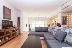 Telewizja i/lub zestaw kina domowego w obiekcie LF PARKING INCLUIDO Amplio Loft en Barrio Santa Cruz