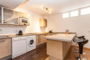 Kuchnia lub aneks kuchenny w obiekcie LF PARKING INCLUIDO Amplio Loft en Barrio Santa Cruz