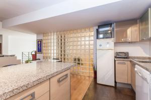 Kuchnia lub aneks kuchenny w obiekcie LF PARKING INCLUIDO Amplio Loft en Barrio Santa Cruz