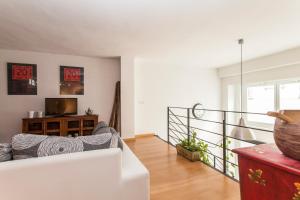 Telewizja i/lub zestaw kina domowego w obiekcie LF PARKING INCLUIDO Amplio Loft en Barrio Santa Cruz