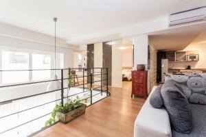 Część wypoczynkowa w obiekcie LF PARKING INCLUIDO Amplio Loft en Barrio Santa Cruz