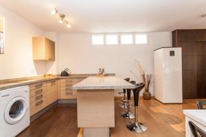 Kuchnia lub aneks kuchenny w obiekcie LF PARKING INCLUIDO Amplio Loft en Barrio Santa Cruz
