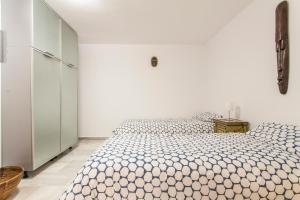 Łóżko lub łóżka w pokoju w obiekcie LF PARKING INCLUIDO Amplio Loft en Barrio Santa Cruz
