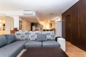 Część wypoczynkowa w obiekcie LF PARKING INCLUIDO Amplio Loft en Barrio Santa Cruz