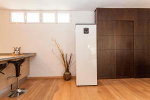 Kuchnia lub aneks kuchenny w obiekcie LF PARKING INCLUIDO Amplio Loft en Barrio Santa Cruz