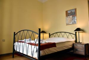 ein Schlafzimmer mit einem Bett und einer Kommode mit einem Nachttisch in der Unterkunft RentRooms Thessaloniki in Thessaloniki