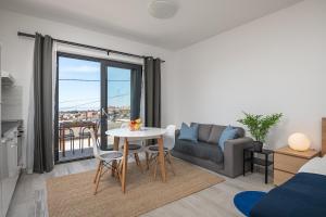 een woonkamer met een tafel en een bank bij Lemon Tree Dubrovnik Apartments in Dubrovnik