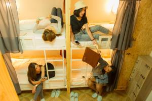 Palanda nebo palandy na pokoji v ubytování Khoksametchun Hostel