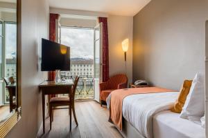 Habitación de hotel con cama y ventana en Hotel Des Alpes, en Lucerna