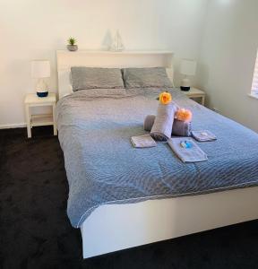 ein Schlafzimmer mit einem Bett mit zwei Handtüchern und zwei Kissen in der Unterkunft Central Tranquility in Orange