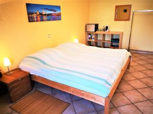 1 cama grande en una habitación con en Cologne Homestay en Colonia