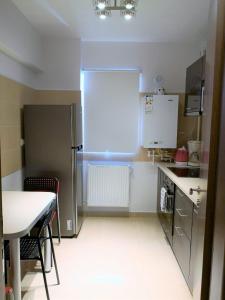 una piccola cucina con tavolo e frigorifero di Apartament Ira Mamaia Nord a Mamaia Nord - Năvodari
