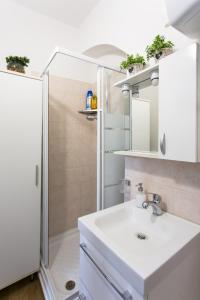a bathroom with a sink and a shower at Palermo Central Holiday in Palermo