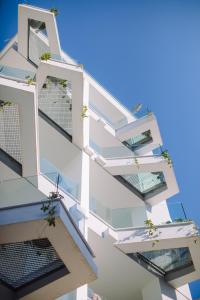 uma fachada de um edifício com varandas brancas em Qbic City Hotel em Lárnaca