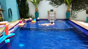 a group of children playing in a swimming pool at Villa Sophia in São Paulo