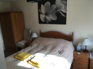 
A bed or beds in a room at The Haldon Guest House
