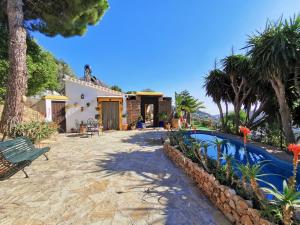 ein Haus mit einem Swimmingpool im Hof in der Unterkunft Casa Madre Tierra con jacuzzi piscina zona de barbacoa y preciosas vistas in Cómpeta
