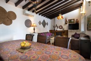 ein Wohnzimmer mit einem Tisch mit einer Obstschale darauf in der Unterkunft Casa Madre Tierra con jacuzzi piscina zona de barbacoa y preciosas vistas in Cómpeta + 51 Fotos