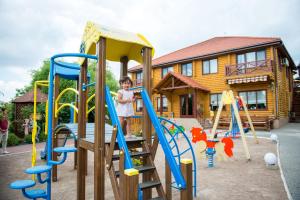 Um rapaz está a brincar num parque infantil. em Комплекс отдыха Пампушка & Подушка em Odessa