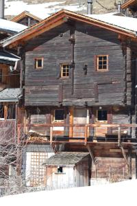 una antigua casa de madera con balcón. en Stadel Ritz, en Niederwald