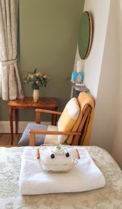 um quarto com uma cama com uma cadeira e um espelho em Muswell Hill B&B em Londres
