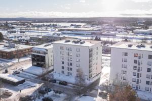 une vue aérienne sur une ville avec des bâtiments dans l'établissement Tuomas' Luxurious Suites, Nilo, à Rovaniemi