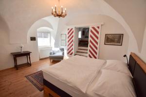 um quarto com uma cama num quarto com um arco em Sammer Residenz, Breitenbrunn am Neusiedlersee em Breitenbrunn