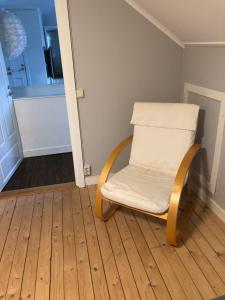 En sittgrupp på Hagabergets Vandrarhem