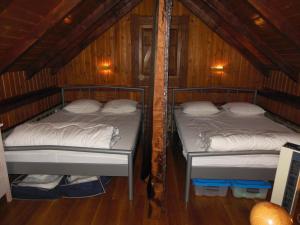 เตียงในห้องที่ Cottage Plavi Lav Potok
